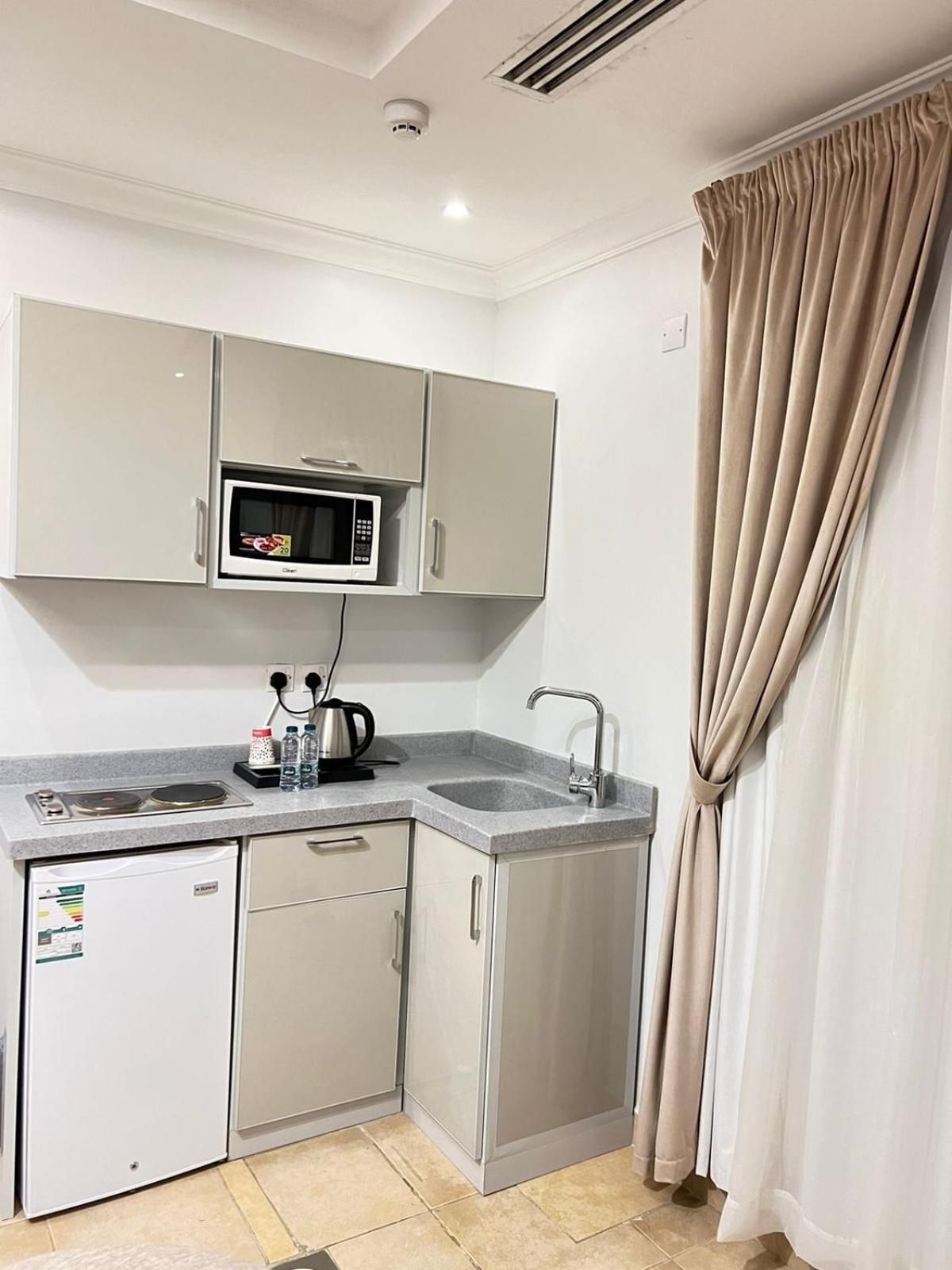 ال متعب سويتس المرسلات Aparthotel Riyadh Exterior photo